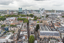 909005 Overzicht van een deel van de binnenstad van Utrecht, vanaf de Domtoren, uit het oosten, met in het midden de ...